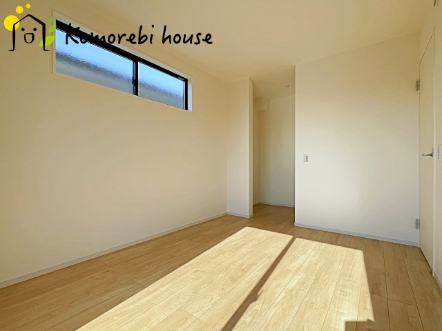 寝室にはゆとりのある広さがあり、大きめのベッドも余裕をもって配置できます。　実際に内覧いただければ、サイズ感もよりイメージしやすいと思います。採寸もその場でご協力いたしますので、ぜひお確かめください。