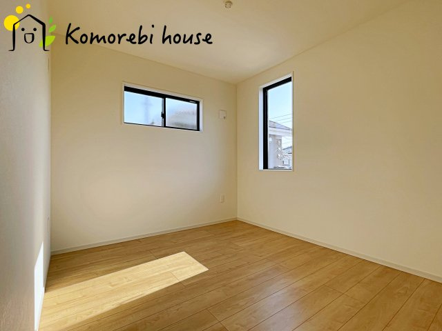 明るい光が差し込む洋室は、寝室・子ども部屋・ワークスペースなど多用途に使える自由度の高い空間。家具の配置もしやすく、暮らしに合わせて柔軟に活用できます。