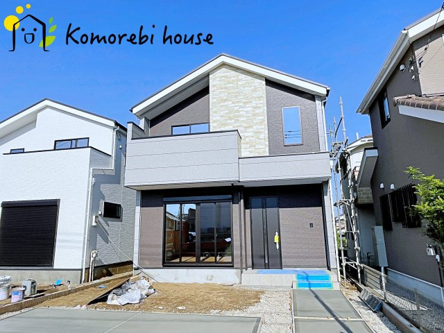 耐久性に優れたサイディング貼りの外観。雨風に強く、汚れにくい素材で美しさが長持ちします。日々のメンテナンス負担を軽減し、家族の暮らしをしっかり守る安心の新築住宅です。