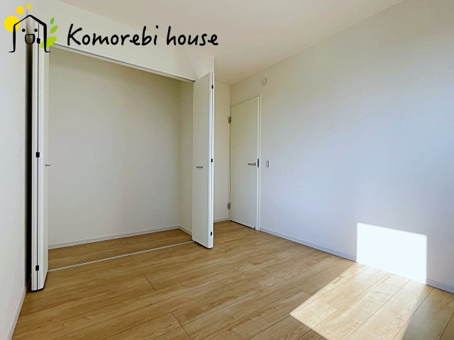 収納付きでゆとりのある空間。寝室としても、子ども部屋としても使え、衣類やおもちゃもスッキリ片付く快適な部屋。