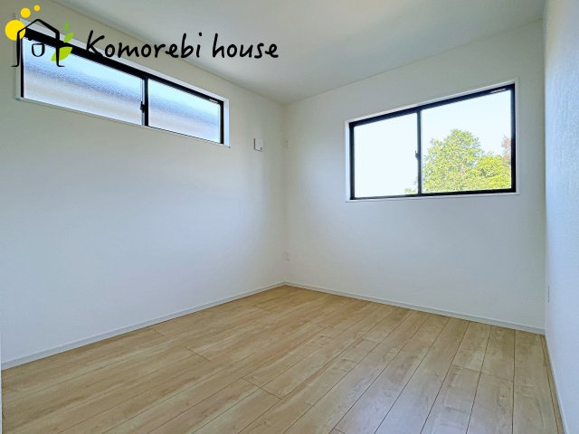 自然光が心地よく入る子ども部屋は、学習・遊び・睡眠をしっかり支える快適環境。シンプル設計でレイアウトも変えやすく、成長に合わせて長く使える利便性の高い一室です。