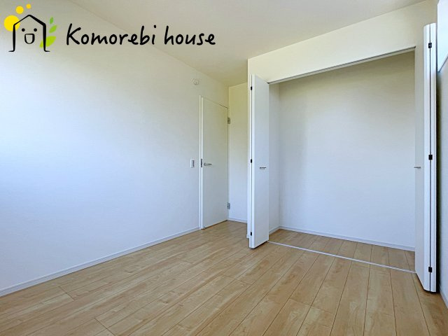 寝室としても、子ども部屋としても使えるゆとりの空間。朝は窓から差し込む光で目覚め、夕方は宿題や遊びに集中できる、自分だけの居場所に。