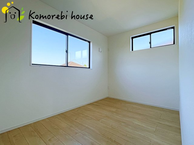 明るい光が差し込む洋室は、寝室・子ども部屋・ワークスペースなど多用途に使える自由度の高い空間。家具の配置もしやすく、暮らしに合わせて柔軟に活用できます。