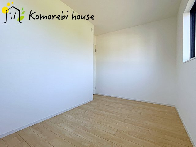 最近の新築住宅は窓まわりの性能が大きく進化しています。複層ガラスに、樹脂とアルミを組み合わせた断熱性の高いハイブリッドサッシを採用。