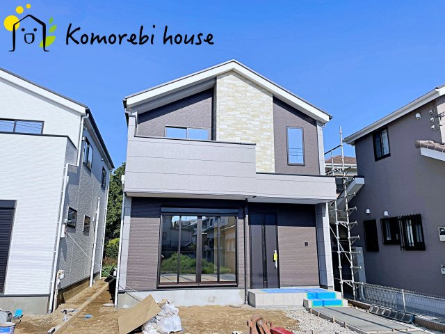 木目調や石目調のサイディングが優しい風合いを生み、街並みにしっくり馴染む外観に。自然な表情を楽しみながら、耐候性にも優れた、長く愛せる新築住まいです。