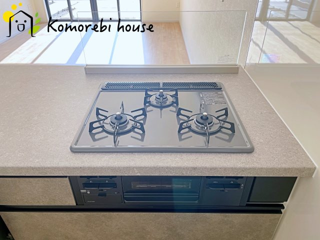 同時調理が叶う3口コンロと便利なグリル付き。忙しい朝のお弁当作りも、夕食の複数メニューもスムーズにこなせる頼れる設備です。