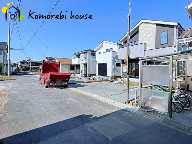 前面道路は幅員ゆったりで車の出し入れもスムーズ。静かな住宅街に建つ新築戸建てです。