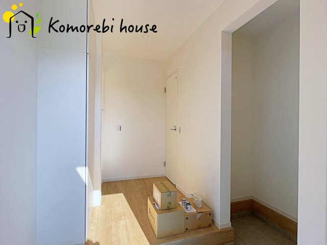 靴だけでなく、ベビーカーやスポーツ用品も収納できる土間収納付き玄関。整理整頓が簡単です。