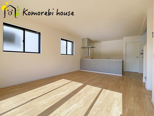 縦に広がるLDKは、空間を効率的に使える設計。キッチンからリビング、ダイニングまで家族の気配を感じられます。