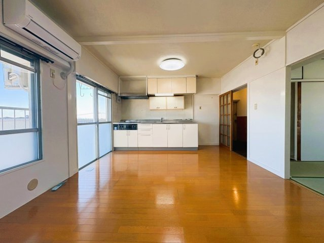 広いリビングは家族が自然と集まる居心地の良い空間