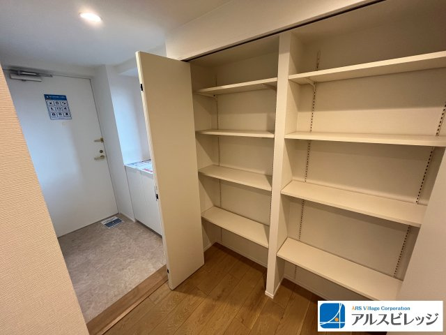 天井まである玄関収納にはコートや帽子などお出かけの必須アイテムをすっきりしまえます
