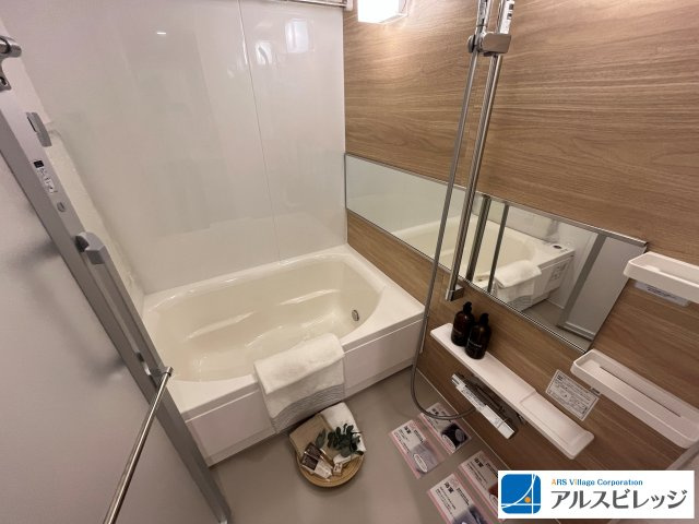半身浴もゆっくり楽しめる広々浴室