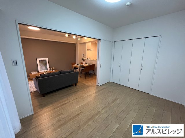 仕切りを開放してLDKと合わせ広々スペースに(洋室6.0帖)
