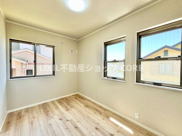 大きな窓からは快適な光を取り入れ、通気性能を上げる事で居心地の良い空間を演出します。　