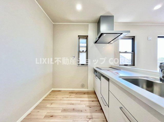 カウンター下部には豊富な収納を設置しスペースを有効活用しております。充実したキッチンです。　