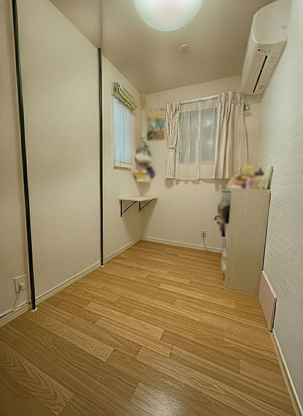 落ち着いた色味のクロスとフローリングでほっと一息つける空間。※画像内の家具・家電・植物・小物類は販売対象外です。