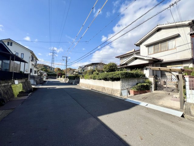 道路幅がしっかり確保された前面道路は見通しが良く開放感があり、日常の車の出入りも安心です。整然とした街並みで、落ち着いた暮らしを求める方におすすめです。高台に位置する物件ですので、水害リスクも軽減！