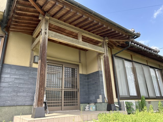 壮観な玄関先。十分な軒先があり、雨の日でも濡れずに身支度できます♪