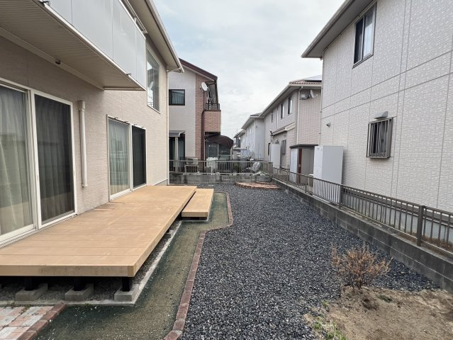 ウッドデッキとつながる広々とした庭スペース。お子様の外遊びや家庭菜園、BBQなど使い方は多彩です。敷地にゆとりがあり、周囲との距離も確保されているため、家族でのびのびと過ごせる屋外空間です。