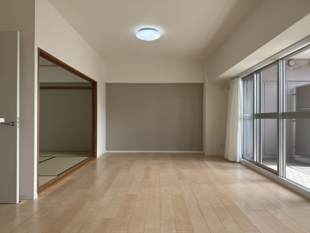 光が広がるLDKと和室の続き間。家族が自然と集まる空間