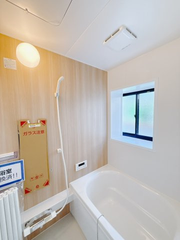 ■浴室｜デザイン性に優れた浴室♪1日の疲れを癒す、ゆったりとしたバスタイムをぜひお過ごしください(*＾＾*)大きな窓付きで嬉しい♪