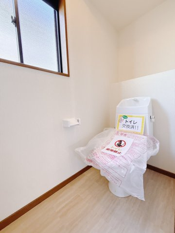 ■トイレ｜1階と2階にトイレがございます♪壁には小物を置けるスペースがあるのでトイレットペーパーのストックを置いておくのにも便利です♪写真などを飾ってもおしゃれですね♪