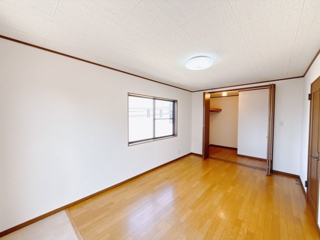 ■主寝室｜ダブルベッドを置いても充分な広さを2Ｆのお部屋に設けております。お子様と家族みんなで寝るのも夢じゃありません♪窓からは光が差し込むので日中でも明るいお部屋です。