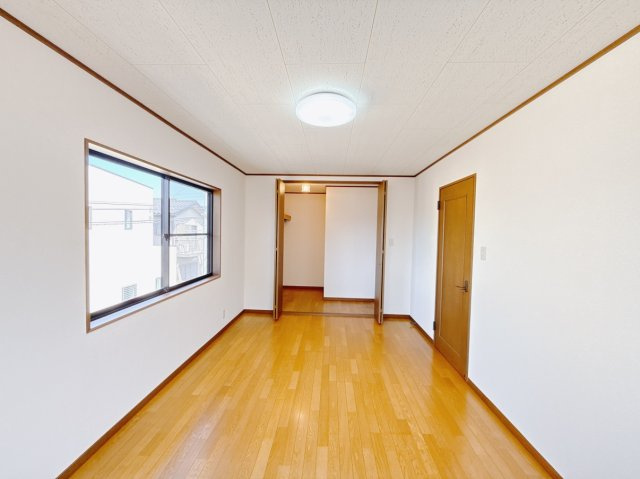 ■主寝室｜広い寝室ならインテリアも自由自在にお楽しみいただけます♪お外から帰ってきた後は寝室でゆっくり自分の時間をお過ごしください。