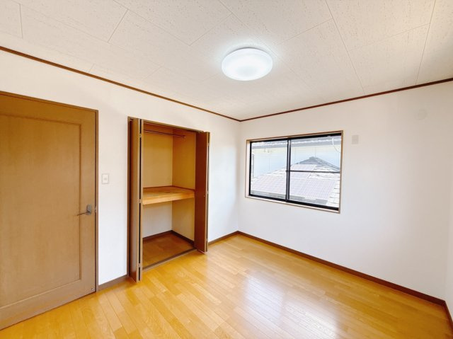 ■2階洋室｜お子様の一人部屋にピッタリな洋室。木のぬくもりを感じるフローリングは、天然木の味わいが時とともに深みを増していきます。また、傷にも強く、フリーワックスでお手入れもラクラクです♪
