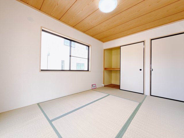 ■1階和室｜意外と場所をとるアイロンがけや、お洗濯物を畳むときにも広々と使うことができ、ちょっと一休みしたいとき、すぐに横になれるのも魅力です♪