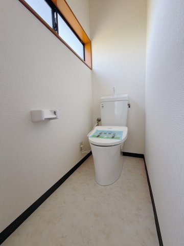 ■トイレ｜自然光が入る落ち着いた空間です。ついつい長居してしまいますね♪