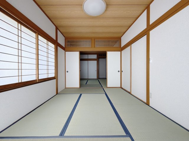 ■和室｜扉付きの和室なのでプライベートな空間にもなります。ご両親がお泊りになっても、ぬくもりを感じられる和室でゆっくりとお寛ぎいただけます♪