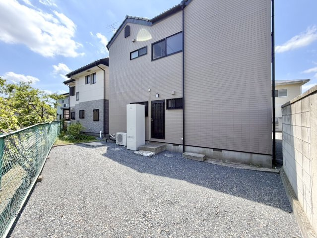■外観｜道路から離れたお庭なのでお子様が外で遊ぶ際も安心です♪