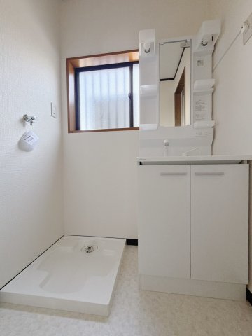 ■洗面室｜大きな鏡で朝の身支度もラクラク♪窓があるので換気の際も楽ちんです♪