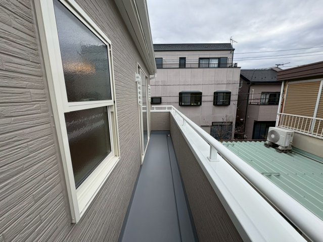 閑静な住宅街、3LDK+畳コーナー、南西向きで日当たりは良好！バルコニーは2か所あり洗濯物は沢山干せます！2台駐車可能(車種による)ビッグ・エー弥十郎店徒歩5分(350ｍ)お買い物は近くて便利です！