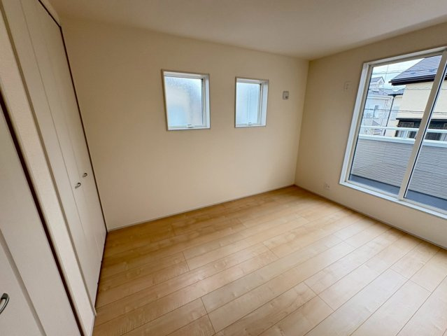 閑静な住宅街、3LDK+畳コーナー、南西向きで日当たりは良好！バルコニーは2か所あり洗濯物は沢山干せます！2台駐車可能(車種による)ビッグ・エー弥十郎店徒歩5分(350ｍ)お買い物は近くて便利です！