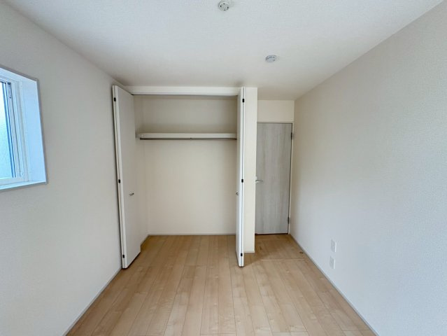 閑静な住宅街、3LDK+畳コーナー、南西向きで日当たりは良好！バルコニーは2か所あり洗濯物は沢山干せます！2台駐車可能(車種による)ビッグ・エー弥十郎店徒歩5分(350ｍ)お買い物は近くて便利です！