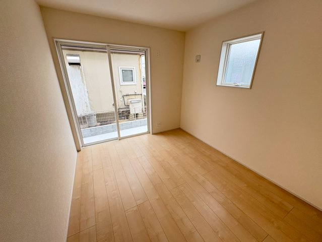 閑静な住宅街、3LDK+畳コーナー、南西向きで日当たりは良好！バルコニーは2か所あり洗濯物は沢山干せます！2台駐車可能(車種による)ビッグ・エー弥十郎店徒歩5分(350ｍ)お買い物は近くて便利です！