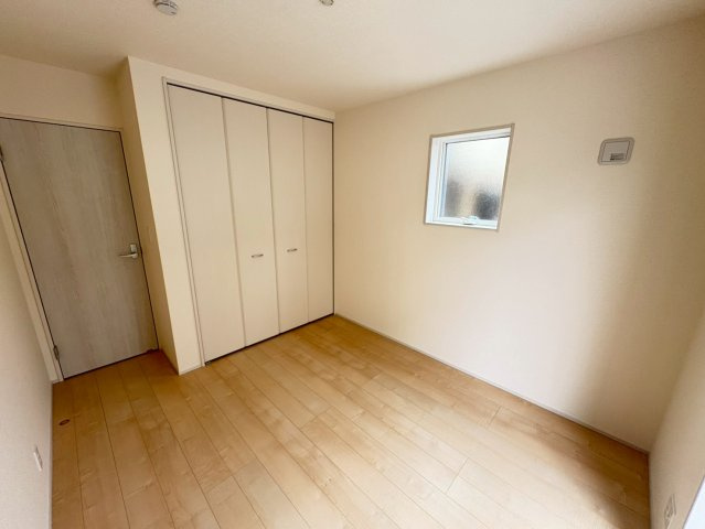 閑静な住宅街、3LDK+畳コーナー、南西向きで日当たりは良好！バルコニーは2か所あり洗濯物は沢山干せます！2台駐車可能(車種による)ビッグ・エー弥十郎店徒歩5分(350ｍ)お買い物は近くて便利です！
