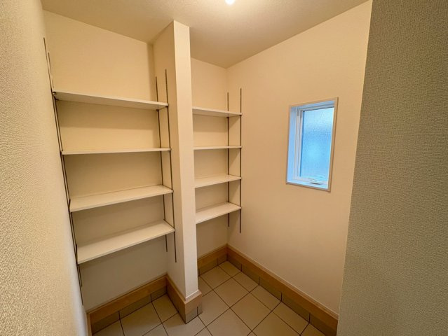 閑静な住宅街、3LDK+畳コーナー、南西向きで日当たりは良好！バルコニーは2か所あり洗濯物は沢山干せます！2台駐車可能(車種による)ビッグ・エー弥十郎店徒歩5分(350ｍ)お買い物は近くて便利です！