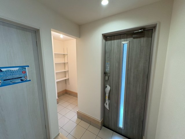 閑静な住宅街、3LDK+畳コーナー、南西向きで日当たりは良好！バルコニーは2か所あり洗濯物は沢山干せます！2台駐車可能(車種による)ビッグ・エー弥十郎店徒歩5分(350ｍ)お買い物は近くて便利です！