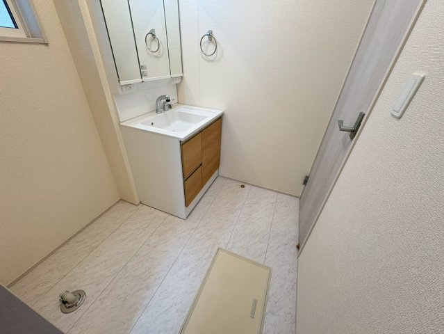 閑静な住宅街、3LDK+畳コーナー、南西向きで日当たりは良好！バルコニーは2か所あり洗濯物は沢山干せます！2台駐車可能(車種による)ビッグ・エー弥十郎店徒歩5分(350ｍ)お買い物は近くて便利です！