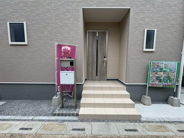 閑静な住宅街、3LDK+畳コーナー、南西向きで日当たりは良好！バルコニーは2か所あり洗濯物は沢山干せます！2台駐車可能(車種による)ビッグ・エー弥十郎店徒歩5分(350ｍ)お買い物は近くて便利です！