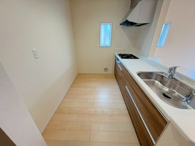 閑静な住宅街、3LDK+畳コーナー、南西向きで日当たりは良好！バルコニーは2か所あり洗濯物は沢山干せます！2台駐車可能(車種による)ビッグ・エー弥十郎店徒歩5分(350ｍ)お買い物は近くて便利です！