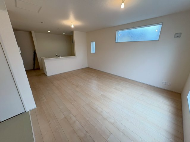閑静な住宅街、3LDK+畳コーナー、南西向きで日当たりは良好！バルコニーは2か所あり洗濯物は沢山干せます！2台駐車可能(車種による)ビッグ・エー弥十郎店徒歩5分(350ｍ)お買い物は近くて便利です！