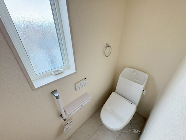 閑静な住宅街、3LDK+畳コーナー、南西向きで日当たりは良好！バルコニーは2か所あり洗濯物は沢山干せます！2台駐車可能(車種による)ビッグ・エー弥十郎店徒歩5分(350ｍ)お買い物は近くて便利です！
