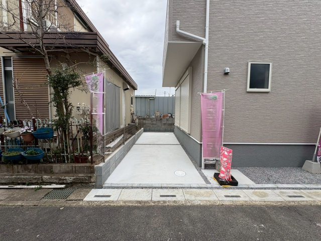 閑静な住宅街、3LDK+畳コーナー、南西向きで日当たりは良好！バルコニーは2か所あり洗濯物は沢山干せます！2台駐車可能(車種による)ビッグ・エー弥十郎店徒歩5分(350ｍ)お買い物は近くて便利です！
