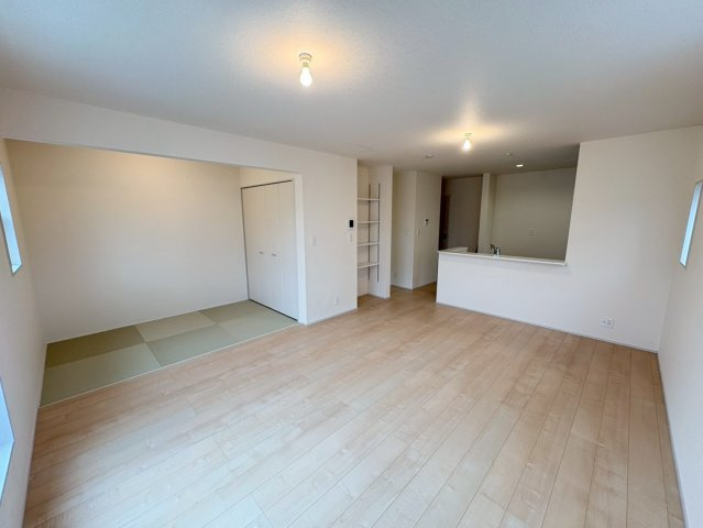 閑静な住宅街、3LDK+畳コーナー、南西向きで日当たりは良好！バルコニーは2か所あり洗濯物は沢山干せます！2台駐車可能(車種による)ビッグ・エー弥十郎店徒歩5分(350ｍ)お買い物は近くて便利です！