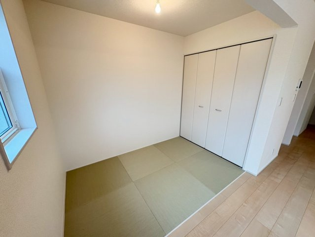 閑静な住宅街、3LDK+畳コーナー、南西向きで日当たりは良好！バルコニーは2か所あり洗濯物は沢山干せます！2台駐車可能(車種による)ビッグ・エー弥十郎店徒歩5分(350ｍ)お買い物は近くて便利です！