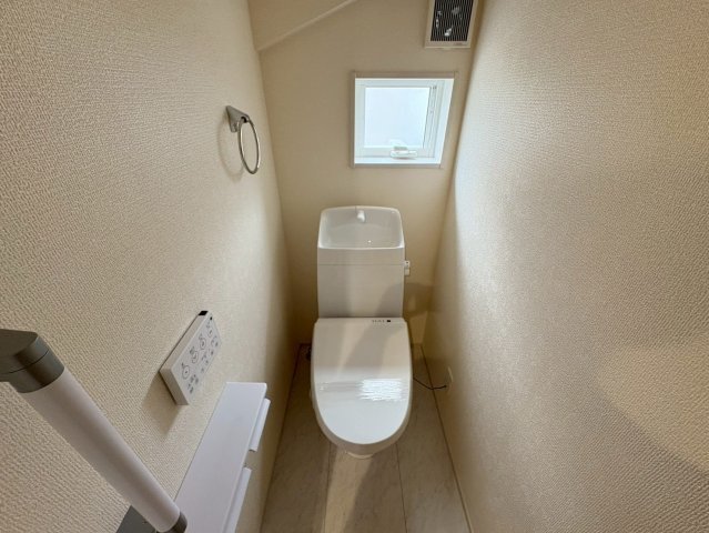 閑静な住宅街、3LDK+畳コーナー、南西向きで日当たりは良好！バルコニーは2か所あり洗濯物は沢山干せます！2台駐車可能(車種による)ビッグ・エー弥十郎店徒歩5分(350ｍ)お買い物は近くて便利です！